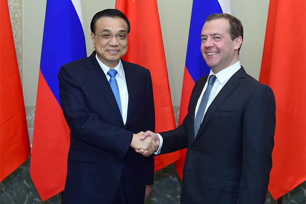 Chinese Premier Li Keqiang (L) shakes hands with his Russian counterpart, Dmitry Medvedev during a meeting in St. Petersburg on Monday, Nov. 7, 2016. [Photo: Xinhua]