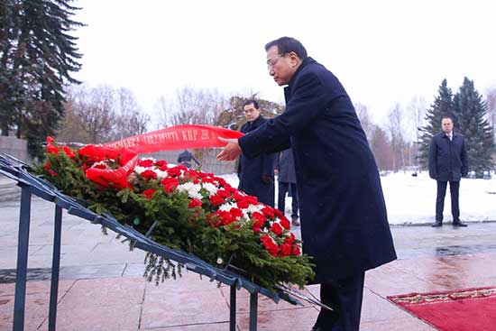 Chinese Premier Li Keqiang lays a wreath at the world famous Piskaryovskoye Memorial Cemetery and visits the memorial