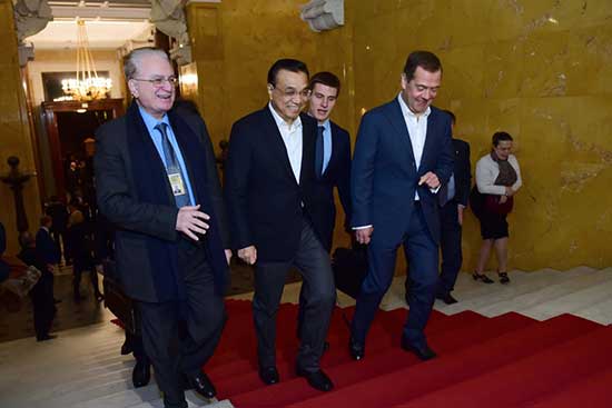 Chinese Premier Li Keqiang pays a visit to the Hermitage Museum in St. Petersburg with Russian Prime Minister Dmitry Medvedev on November 6, 2016. They shared their opinions on classic artworks from different periods. 