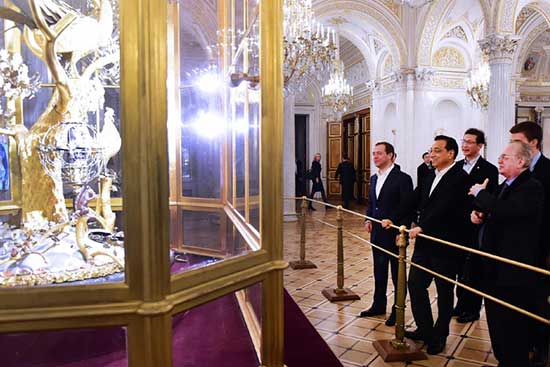 Chinese Premier Li Keqiang pays a visit to the Hermitage Museum in St. Petersburg with Russian Prime Minister Dmitry Medvedev on November 6, 2016. They shared their opinions on classic artworks from different periods. 