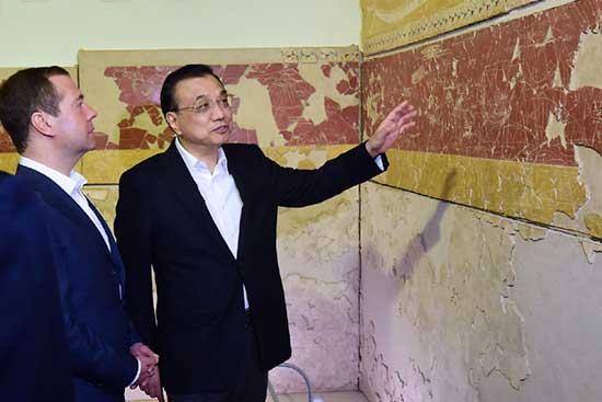 Chinese Premier Li Keqiang pays a visit to the Hermitage Museum in St. Petersburg with Russian Prime Minister Dmitry Medvedev on November 6, 2016. They shared their opinions on classic artworks from different periods. 