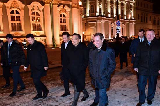 Chinese Premier Li Keqiang pays a visit to the Hermitage Museum in St. Petersburg with Russian Prime Minister Dmitry Medvedev on November 6, 2016. They shared their opinions on classic artworks from different periods. 