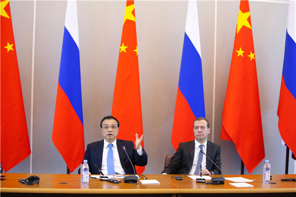 Premier Li Keqiang and Russian Prime Minister Dmitry Medvedev meet the press together in St Petersburg, Russia, on Nov 7. 