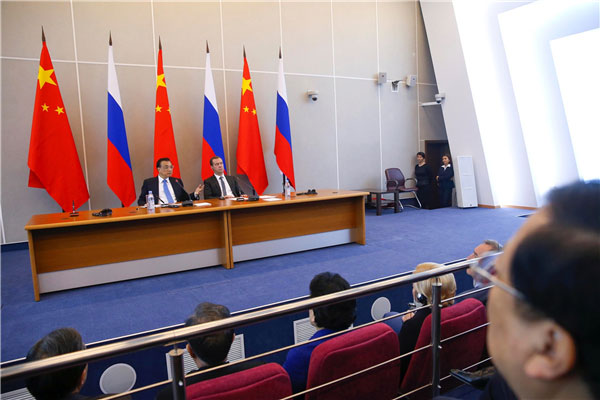 Premier Li Keqiang and Russian Prime Minister Dmitry Medvedev meet the press together in St Petersburg, Russia, on Nov 7. 