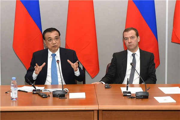 Premier Li Keqiang and Russian Prime Minister Dmitry Medvedev meet the press together in St Petersburg, Russia, on Nov 7. 