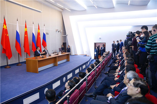 Premier Li Keqiang and Russian Prime Minister Dmitry Medvedev meet the press together in St Petersburg, Russia, on Nov 7. 