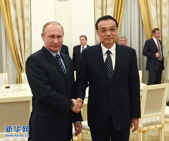 Li Keqiang and Vladimir Putin