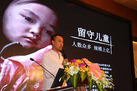 CCTV2016年度法治人物候選人：關注留守兒童的傑出代表 劉新宇