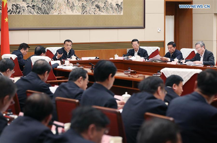 Chinese Premier Li Keqiang (4th R) speaks at a meeting with representatives of the Chinese energy industry in Beijing, capital of China, Nov. 17, 2016. Chinese Vice Premier Zhang Gaoli (3rd R) also attended the meeting.(Xinhua/Yao Dawei)