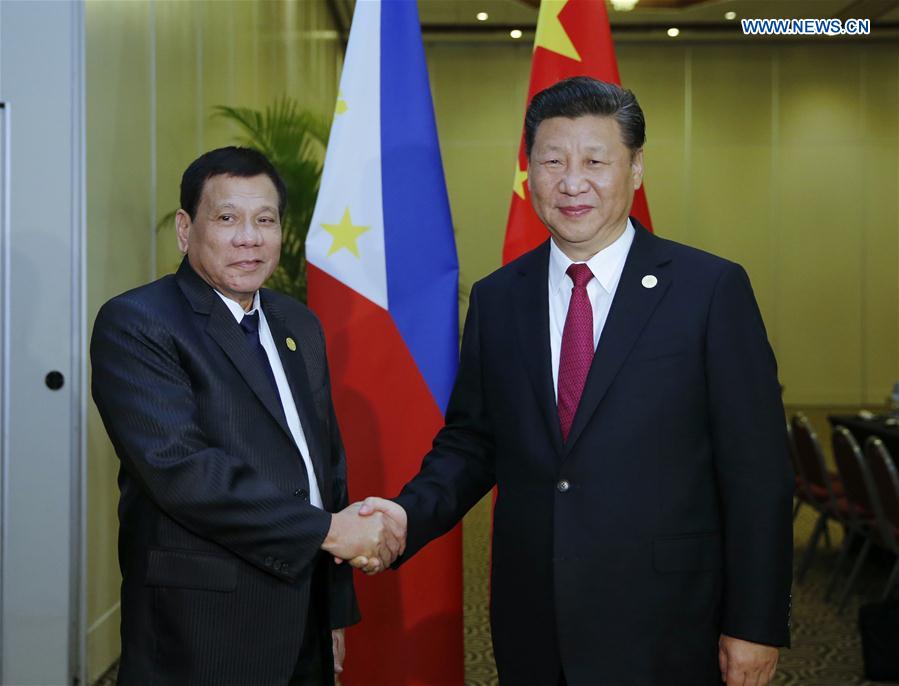 Chinese President Xi Jinping (R) meets with his Philippine counterpart Rodrigo Duterte in Lima, Peru, Nov. 19, 2016. (Xinhua/Ju Peng)