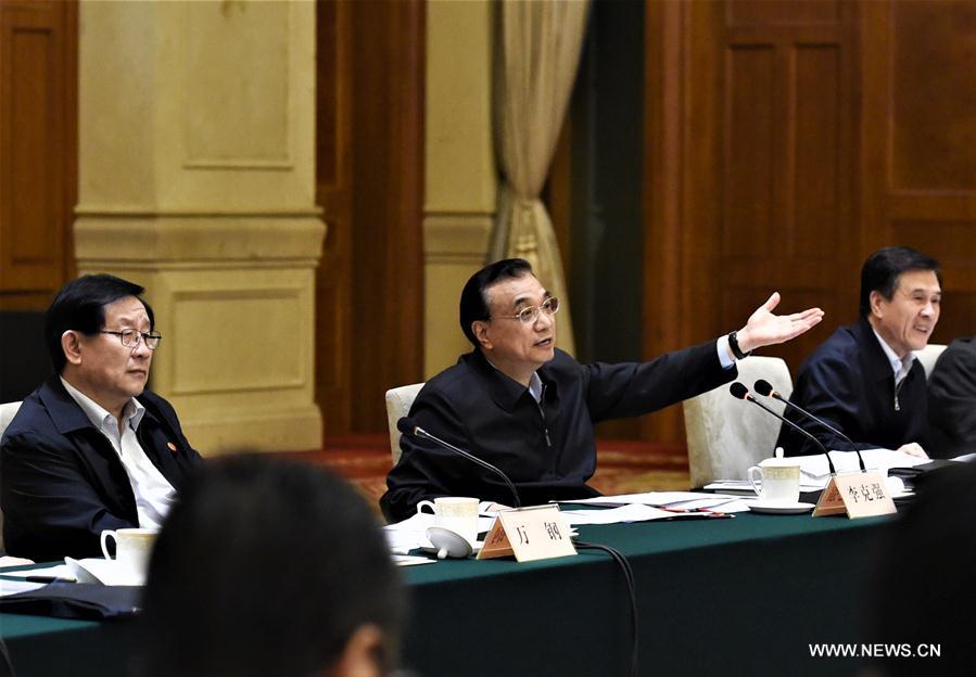 Chinese Premier Li Keqiang (C) presides over a meeting on simplifying administrative procedure and delegating power, in Shanghai, east China, Nov. 21, 2016. (Xinhua/Rao Aimin)