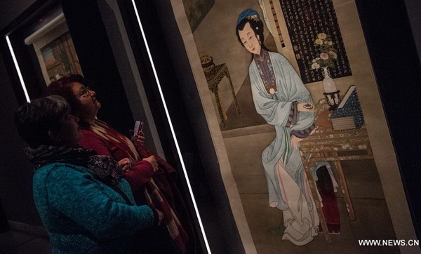 Visitors look on an exhibit at the exhibition "Forbidden City, Imperial China", in La Moneda Cultural Centre, in Santiago, capital of Chile, on Sept 2, 2016. [Photo/Xinhua]