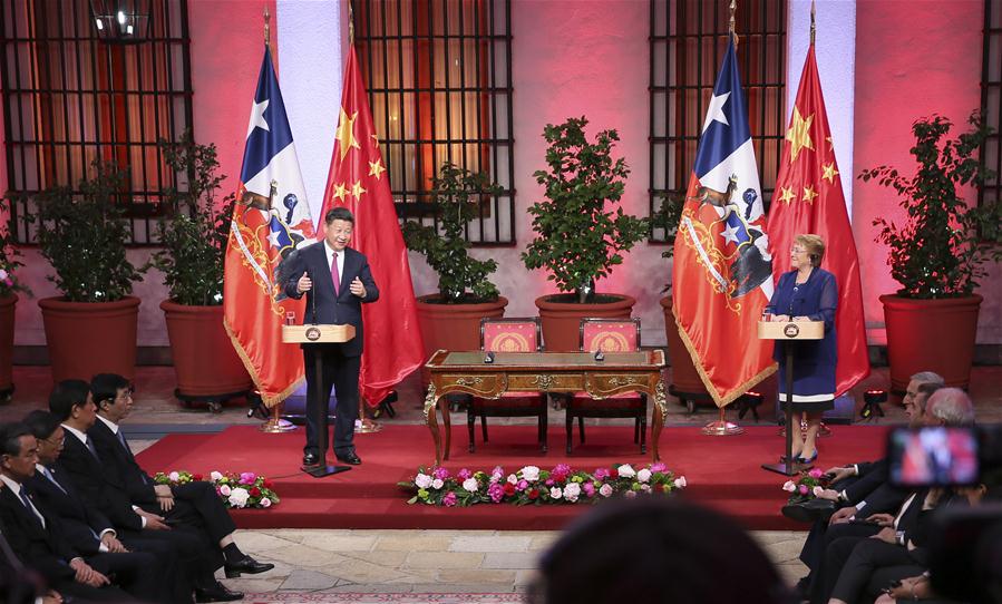 Chinese President Xi Jinping (L Back) speaks while Chilean President Michelle Bachelet (R Back) looks on during a joint press conference after their talks in Santiago, capital of Chile, Nov. 22, 2016. (Xinhua/Lan Hongguang)