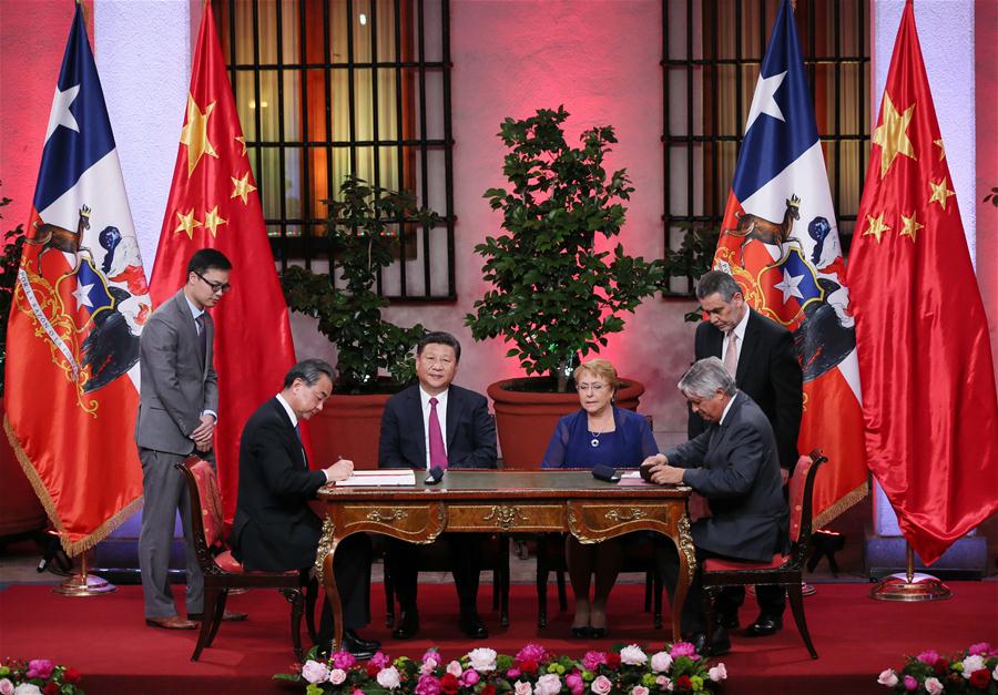 Chinese President Xi Jinping (3rd L) and Chilean President Michelle Bachelet (3rd R) witness the signing of cooperation agreements on trade and economy, agriculture, quality control, culture, education, e-commerce, information communication and finance, after their talks in Santiago, capital of Chile, Nov. 22, 2016. (Xinhua/Lan Hongguang)