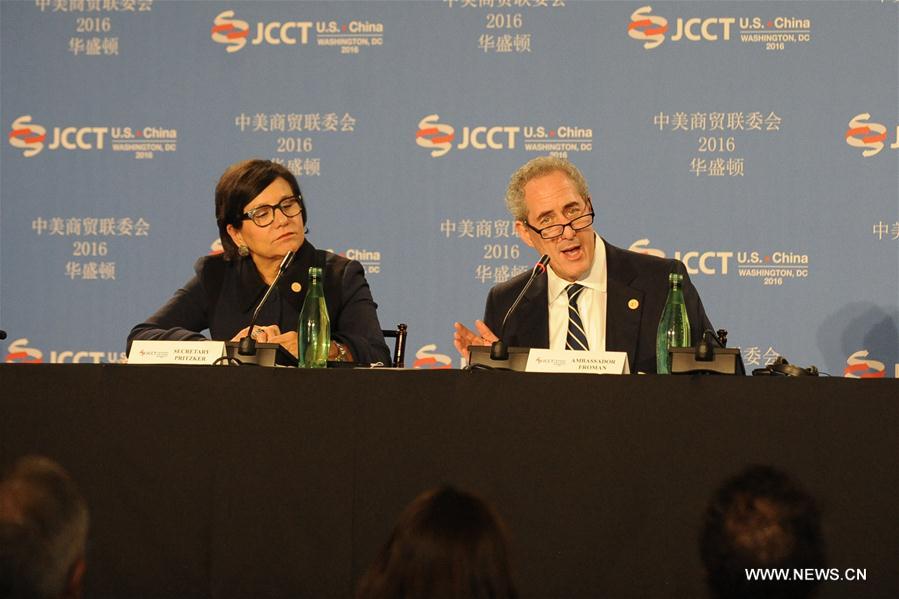 U.S. Trade Representative Michael Froman (R) speaks during a press briefing for the 27th Session of the China-U.S. Joint Commission on Commerce and Trade (JCCT), in Washington D.C., the United States, Nov. 23, 2016. (Xinhua/Zheng Qihang)