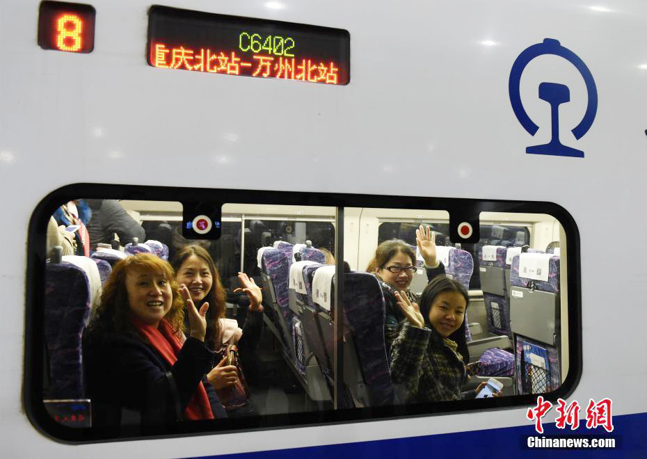 People cheer for the maiden trip of the C6402 train on Monday. [Photo/Chinanews.com]