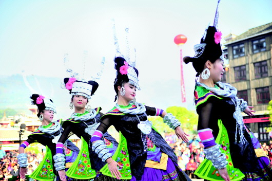 In its thirteenth year, a festival devoted to the Grand Song of the Dong People was held at a park in Guizhou province