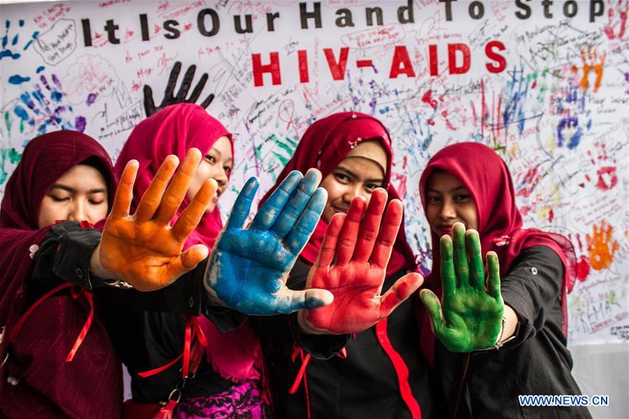 Indonesian Muslim women participate in the commemoration of World AIDS Day in Medan, Indonesia, Dec. 1, 2016. (Xinhua/Albert Damanik)