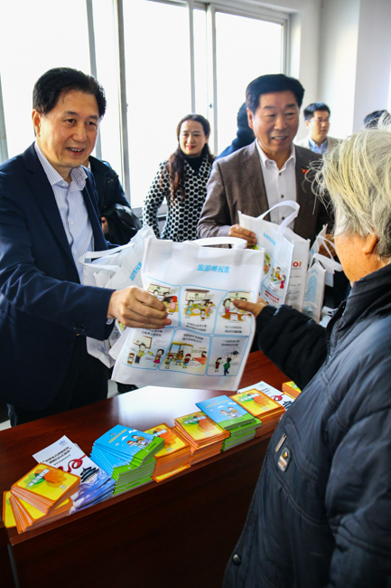 王曉峰向社區居民發放宣傳資料