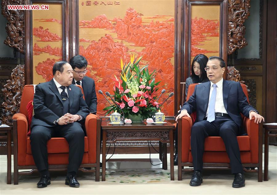 Chinese Premier Li Keqiang (R) meets with Thailand