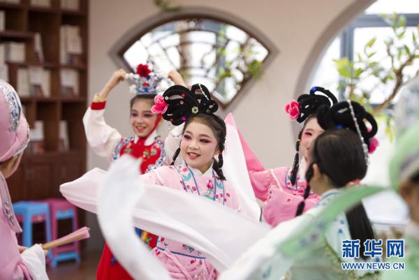 Hubei province excels at preserving traditional arts, boasting 32 local operas. Opera artists have often been invited to schools to communicate with students and teachers. 