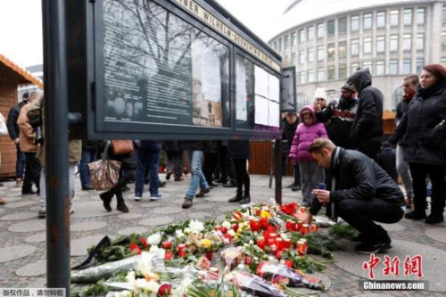 當地時間2016年12月20日，德國柏林，民眾在恐襲事發點附近悼念遇難者。