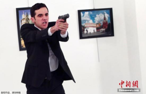 俄羅斯外交部證實俄駐土耳其大使安德烈·卡爾洛夫12月19日在安卡拉出席一個展覽活動時被槍擊身亡。圖為男子舉槍刺殺安德烈·卡爾洛夫。