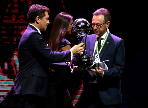 El Chapecoense brasileño recibe el trofeo a título honorífico