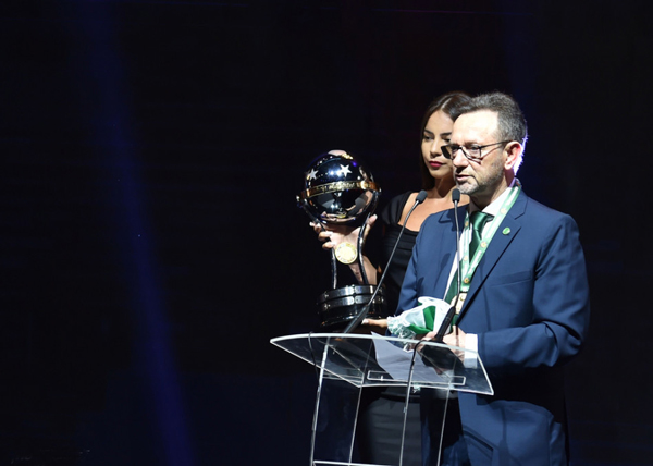 El Chapecoense brasileño recibe el trofeo a título honorífico