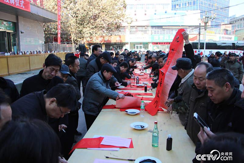 12月27日，“春聯來了”走進千年古縣井陘縣，來自北京和河北省的書法家為百姓送去春節的祝福。