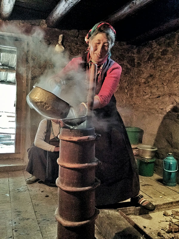 湖邊的藏族小村落，在楚姆家做客喝酥油茶