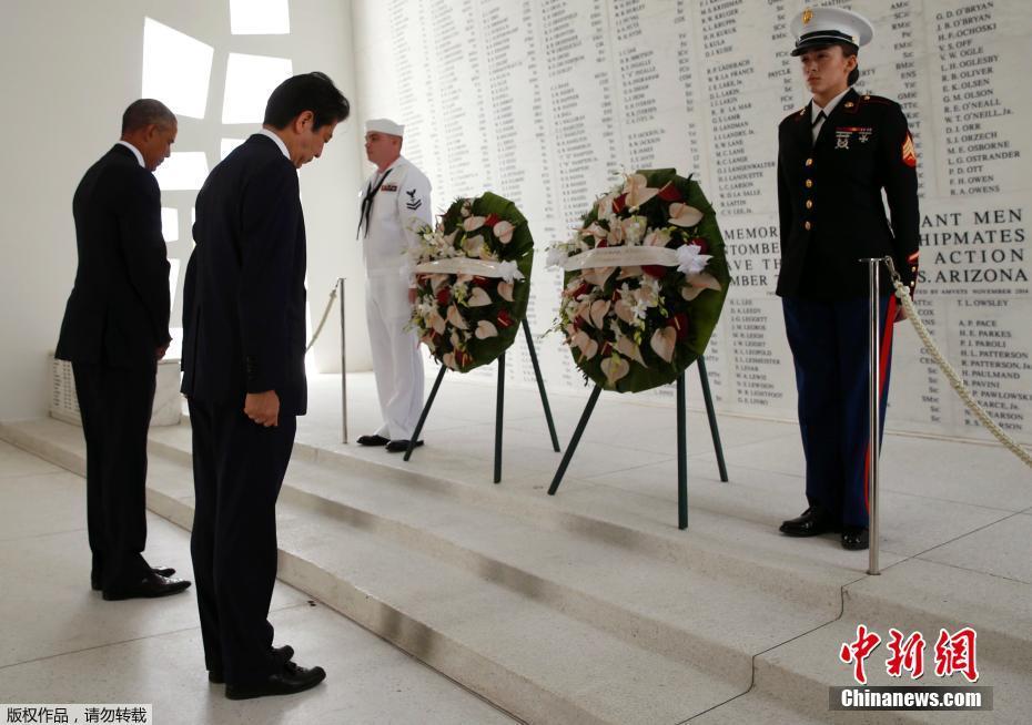 El premier japonés Shinzo Abe se ha convertido en el primer líder nipón en funciones, en visitar Pearl Harbor en más de medio siglo. 