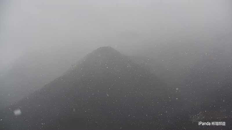 泰山主峰大雪飛揚