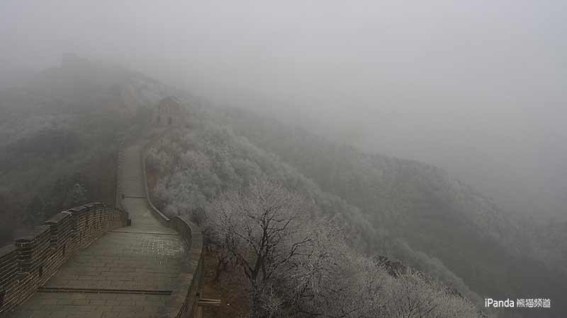 八達嶺長城現霧凇美景，隱約可見小雪蹤跡