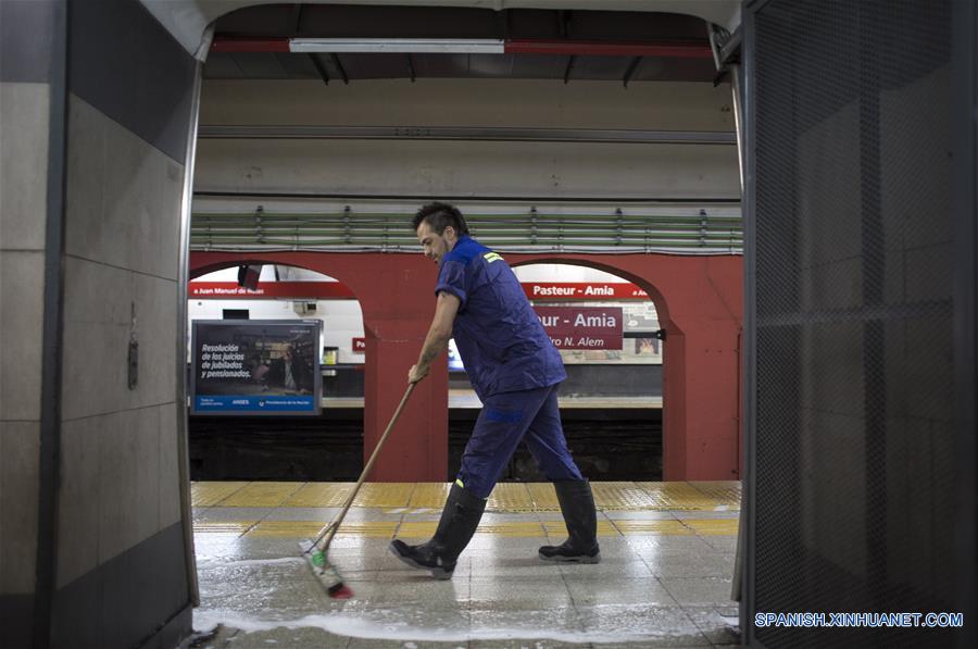 Imagen del 10 de diciembre de 2016 del escritor argentino, Enrique "Kike" Ferrari, limpiando uno de los andenes de la estación Pasteur-AMIA de la línea B del Metro donde trabaja en el turno nocturno de limpieza, en Buenos Aires, Argentina. Ferrari, quien trabaja de 11 de la noche a cinco de la mañana en la estación, transmite su pasión por la escritura, por la que ha sido premiado y traducido al francés y el italiano, y la forma en que conjuga esa actividad con la limpieza. Escritor de novelas y cuentos del género negro premiado en Argentina, España, Francia y Cuba, admite que trabajar de noche le "dificultó la estructura". Me gusta escribir de mañana. Me despertaba temprano los sábados y domingos para escribir hasta el mediodía. Pero con la rutina de trabajar en la madrugada, el formato de escritura debió cambiar. Ferrari rescató las posibilidades que abre el hecho de estar despierto cuando la mayoría de los "porteños" duerme. "Así como molesta el horario, acompaña un poco la soledad, el silencio. Estar en un lugar en el que no hay nadie más que nosotros, haciendo un trabajo que requiere esfuerzo físico, me sirve", puntualizó. (Xinhua/Martín Zabala)