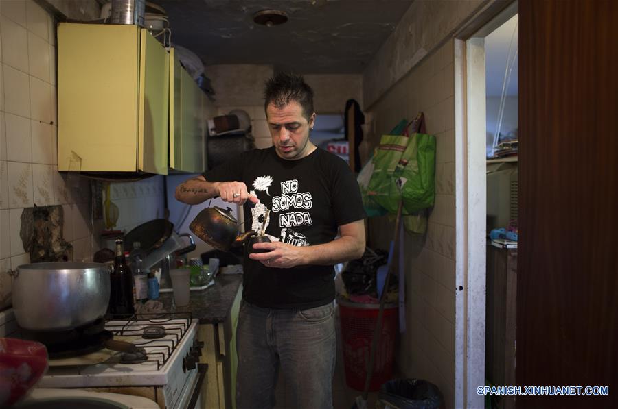 Imagen del 4 de enero de 2017 del escritor argentino, Enrique "Kike" Ferrari, preparando mate en la cocina de su departamento, en Buenos Aires, Argentina. Ferrari, quien trabaja de 11 de la noche a cinco de la mañana en la estación, transmite su pasión por la escritura, por la que ha sido premiado y traducido al francés y el italiano, y la forma en que conjuga esa actividad con la limpieza. Escritor de novelas y cuentos del género negro premiado en Argentina, España, Francia y Cuba, admite que trabajar de noche le "dificultó la estructura". Me gusta escribir de mañana. Me despertaba temprano los sábados y domingos para escribir hasta el mediodía. Pero con la rutina de trabajar en la madrugada, el formato de escritura debió cambiar. Ferrari rescató las posibilidades que abre el hecho de estar despierto cuando la mayoría de los "porteños" duerme. "Así como molesta el horario, acompaña un poco la soledad, el silencio. Estar en un lugar en el que no hay nadie más que nosotros, haciendo un trabajo que requiere esfuerzo físico, me sirve", puntualizó. (Xinhua/Martín Zabala)