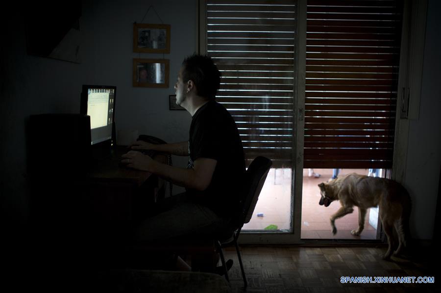 Imagen del 4 de enero de 2017 del escritor argentino, Enrique "Kike" Ferrari, trabajando en un capítulo de su nueva novela, en su departamento, en Buenos Aires, Argentina. Ferrari, quien trabaja de 11 de la noche a cinco de la mañana en la estación, transmite su pasión por la escritura, por la que ha sido premiado y traducido al francés y el italiano, y la forma en que conjuga esa actividad con la limpieza. Escritor de novelas y cuentos del género negro premiado en Argentina, España, Francia y Cuba, admite que trabajar de noche le "dificultó la estructura". Me gusta escribir de mañana. Me despertaba temprano los sábados y domingos para escribir hasta el mediodía. Pero con la rutina de trabajar en la madrugada, el formato de escritura debió cambiar. Ferrari rescató las posibilidades que abre el hecho de estar despierto cuando la mayoría de los "porteños" duerme. "Así como molesta el horario, acompaña un poco la soledad, el silencio. Estar en un lugar en el que no hay nadie más que nosotros, haciendo un trabajo que requiere esfuerzo físico, me sirve", puntualizó. (Xinhua/Martín Zabala)