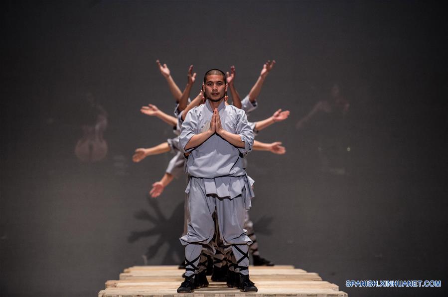 SANTIAGO, enero 12, 2017 (Xinhua) -- Monjes Shaolin actúan en el montaje "Sutra", espectáculo de danza y artes marciales creado por el reconocido coreógrafo belga, Sidi Larbi Chaerkaoui, durante el ensayo general realizado ante representantes de los medios de comunicación, en el escenario del Teatro Municipal de Santiago, en el marco del Festival Internacional de Teatro Santiago a Mil 2017, en Santiago, capital de Chile, el 12 de enero de 2017. "Sutra" se presentará del 12 al 15 de enero de 2017. El Festival Internacional de Teatro Santiago a Mil, el mayor certamen de la región que contempla 75 puestas en escena de 24 países, dio inicio el martes 3 de enero de 2017. "Sin fronteras" es el eslogan del evento cultural que, en su 24 edición, presentará hasta el próximo 22 de enero espectáculos de América, Europa, Asia, Oceanía y Africa, de acuerdo con información de la prensa local. (Xinhua/Jorge Villegas)