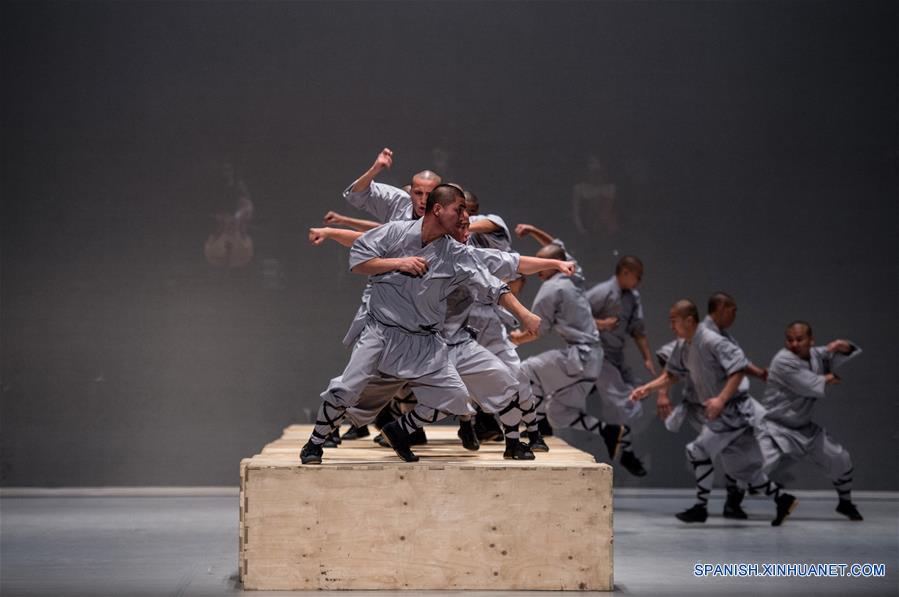 SANTIAGO, enero 12, 2017 (Xinhua) -- Monjes Shaolin actúan en el montaje "Sutra", espectáculo de danza y artes marciales creado por el reconocido coreógrafo belga, Sidi Larbi Chaerkaoui, durante el ensayo general realizado ante representantes de los medios de comunicación, en el escenario del Teatro Municipal de Santiago, en el marco del Festival Internacional de Teatro Santiago a Mil 2017, en Santiago, capital de Chile, el 12 de enero de 2017. "Sutra" se presentará del 12 al 15 de enero de 2017. El Festival Internacional de Teatro Santiago a Mil, el mayor certamen de la región que contempla 75 puestas en escena de 24 países, dio inicio el martes 3 de enero de 2017. "Sin fronteras" es el eslogan del evento cultural que, en su 24 edición, presentará hasta el próximo 22 de enero espectáculos de América, Europa, Asia, Oceanía y Africa, de acuerdo con información de la prensa local. (Xinhua/Jorge Villegas)