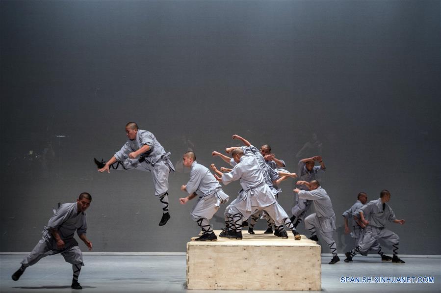 SANTIAGO, enero 12, 2017 (Xinhua) -- Monjes Shaolin actúan en el montaje "Sutra", espectáculo de danza y artes marciales creado por el reconocido coreógrafo belga, Sidi Larbi Chaerkaoui, durante el ensayo general realizado ante representantes de los medios de comunicación, en el escenario del Teatro Municipal de Santiago, en el marco del Festival Internacional de Teatro Santiago a Mil 2017, en Santiago, capital de Chile, el 12 de enero de 2017. "Sutra" se presentará del 12 al 15 de enero de 2017. El Festival Internacional de Teatro Santiago a Mil, el mayor certamen de la región que contempla 75 puestas en escena de 24 países, dio inicio el martes 3 de enero de 2017. "Sin fronteras" es el eslogan del evento cultural que, en su 24 edición, presentará hasta el próximo 22 de enero espectáculos de América, Europa, Asia, Oceanía y Africa, de acuerdo con información de la prensa local. (Xinhua/Jorge Villegas)