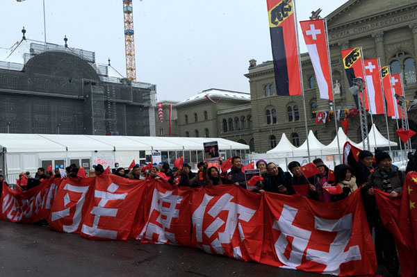 Chinese students, teachers and business owners welcome Chinese president Xi Jinping in front of the Swiss parliament building in Bern, capital of Switzerland on January 15, 2017. [Photo: CRIENGLISH]