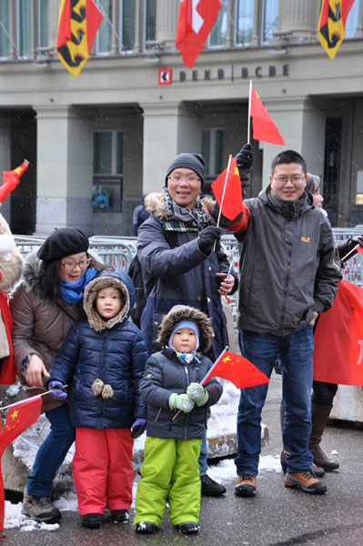 Overseas Chinese people welcome president Xi Jinping in front of the Swiss parliament building in Bern, capital of Switzerland on January 15, 2017. [Photo: CRIENGLISH]