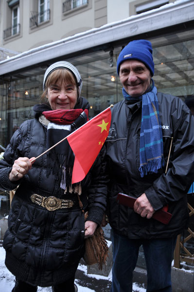 Locals in Switzerland welcome president Xi Jinping in front of the Swiss parliament building in Bern, capital of Switzerland on January 15, 2017. [Photo: CRIENGLISH]