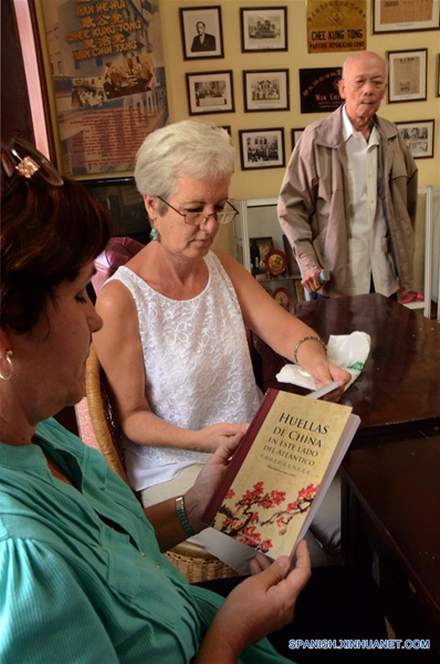 LA HABANA, enero 15, 2017 (Xinhua) -- Personas asisten a la presentación del libro "Huellas de China en este lado del Atlántico" en La Habana, Cuba, el 15 de enero de 2017. Un revelador relato sobre el quehacer de la migración china a las Américas constituye el libro "Huellas de China en este lado del Atlántico" de un colectivo de autores, el cual fue presentado el domingo en la capital cubana como parte de las actividades por el Año Nuevo Chino. (Xinhua/Joaquín Hernández)