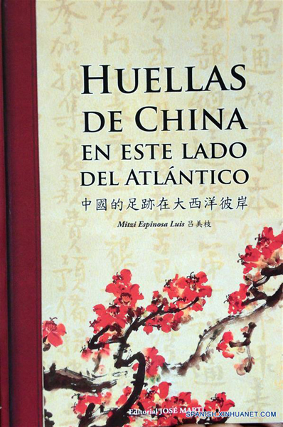  LA HABANA, enero 15, 2017 (Xinhua) -- El libro "Huellas de China en este lado del Atlántico" se exhibe durante su presentación en La Habana, Cuba, el 15 de enero de 2017. Un revelador relato sobre el quehacer de la migración china a las Américas constituye el libro "Huellas de China en este lado del Atlántico" de un colectivo de autores, el cual fue presentado el domingo en la capital cubana como parte de las actividades por el Año Nuevo Chino. (Xinhua/Joaquín Hernández)