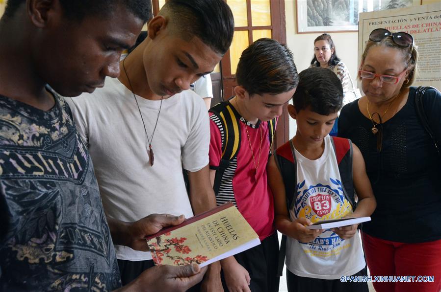 LA HABANA, enero 15, 2017 (Xinhua) -- Personas asisten a la presentación del libro "Huellas de China en este lado del Atlántico" en La Habana, Cuba, el 15 de enero de 2017. Un revelador relato sobre el quehacer de la migración china a las Américas constituye el libro "Huellas de China en este lado del Atlántico" de un colectivo de autores, el cual fue presentado el domingo en la capital cubana como parte de las actividades por el Año Nuevo Chino. (Xinhua/Joaquín Hernández) 