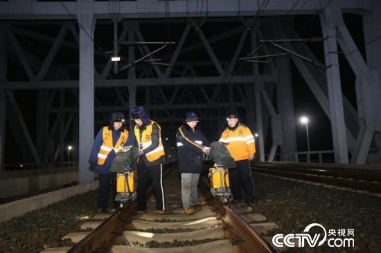 季風運帶領徒弟在黃河橋進行探傷作業