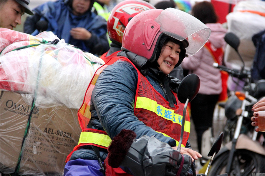 La abuela Zhang regresa a casa en motocicleta.