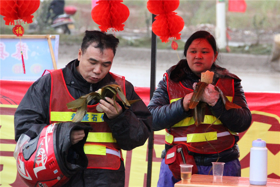 En la estación de servicios por la temporada alta del distrito de Tengxian, la abuela y su marido comen Zongzi, que ofrece la estación