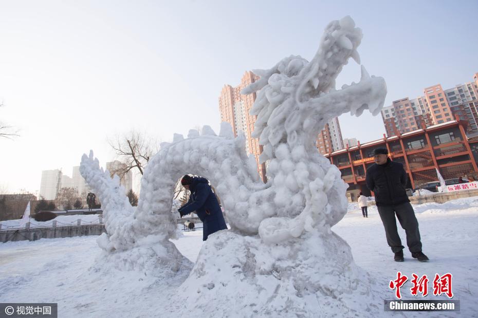 Liu añade nieve al dragón para llenar la parte derretida